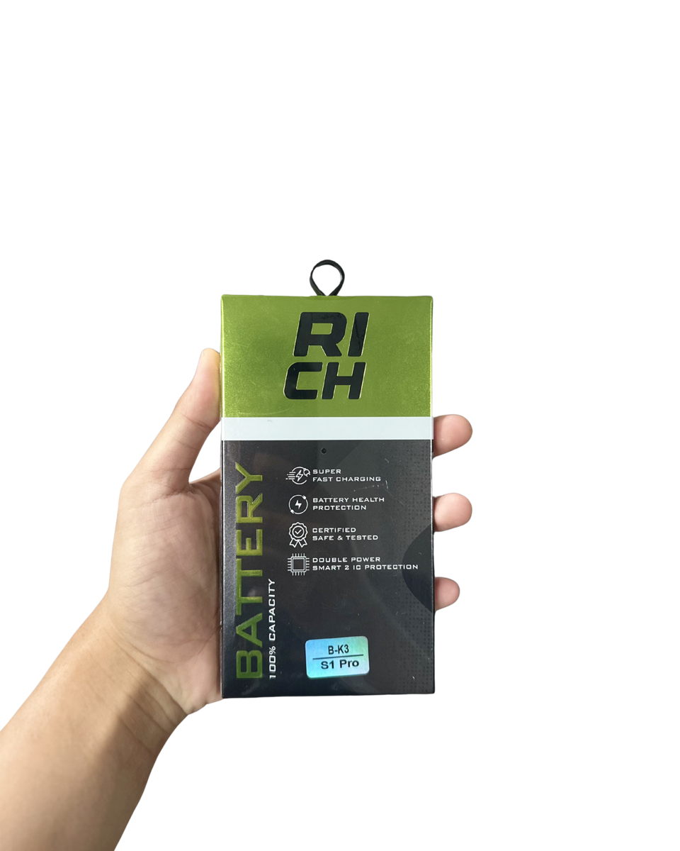 RICH Battery Premium dipegang menunjukkan kemasan depan
